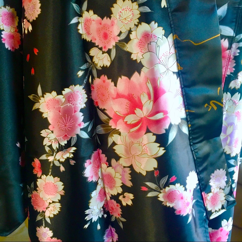 NEW! Traditional Japanese Garden Floral Kimono - Picture 3 of 8